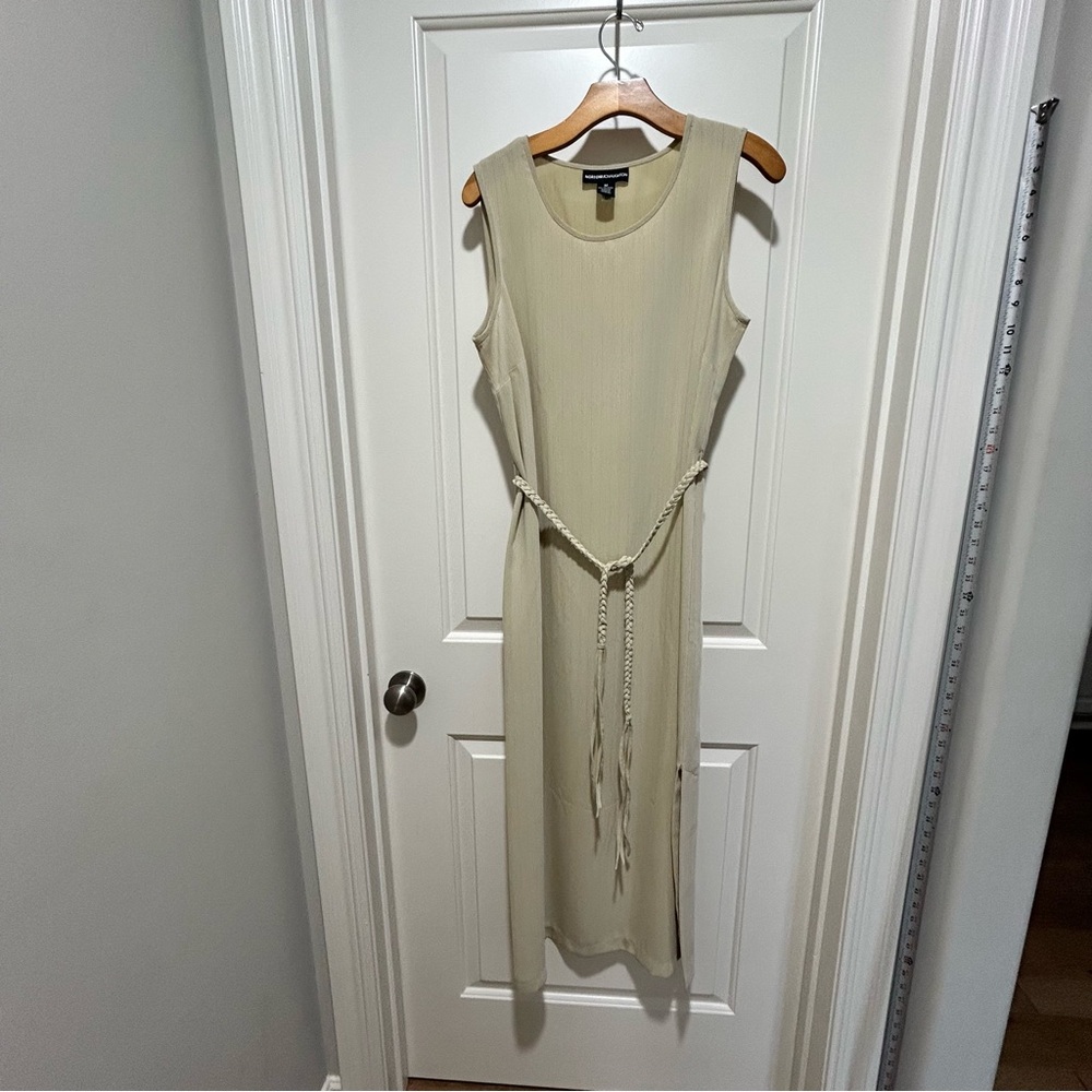 Norton McNaughton women’s size M, Cream Maxi Dress  matching Rope Belt. Like New